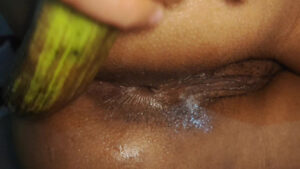 Hot desi girl ne began se apni gaand faad li